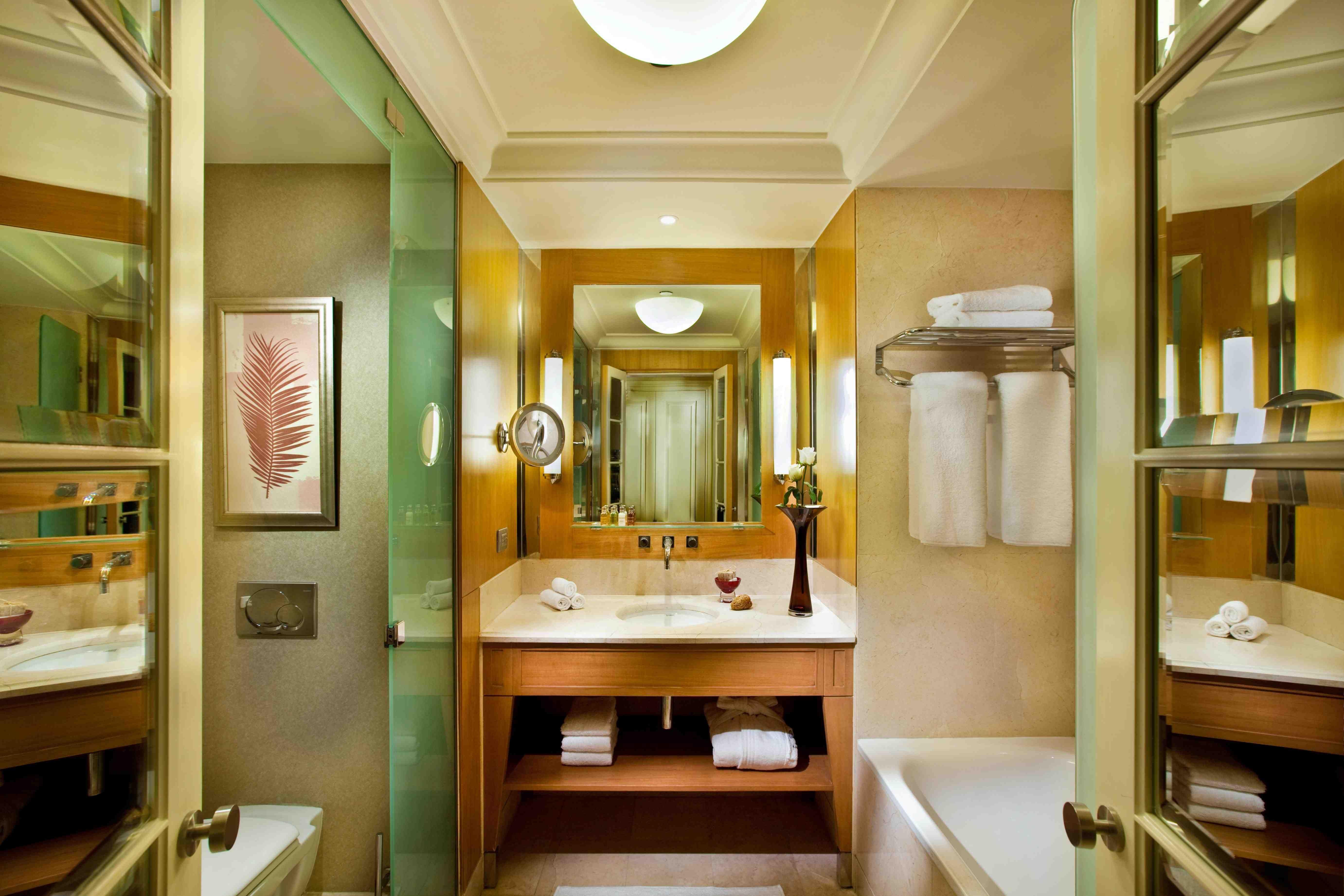 Kempinski Nile Hotel, Kaherah Luaran gambar A bathroom in a hotel