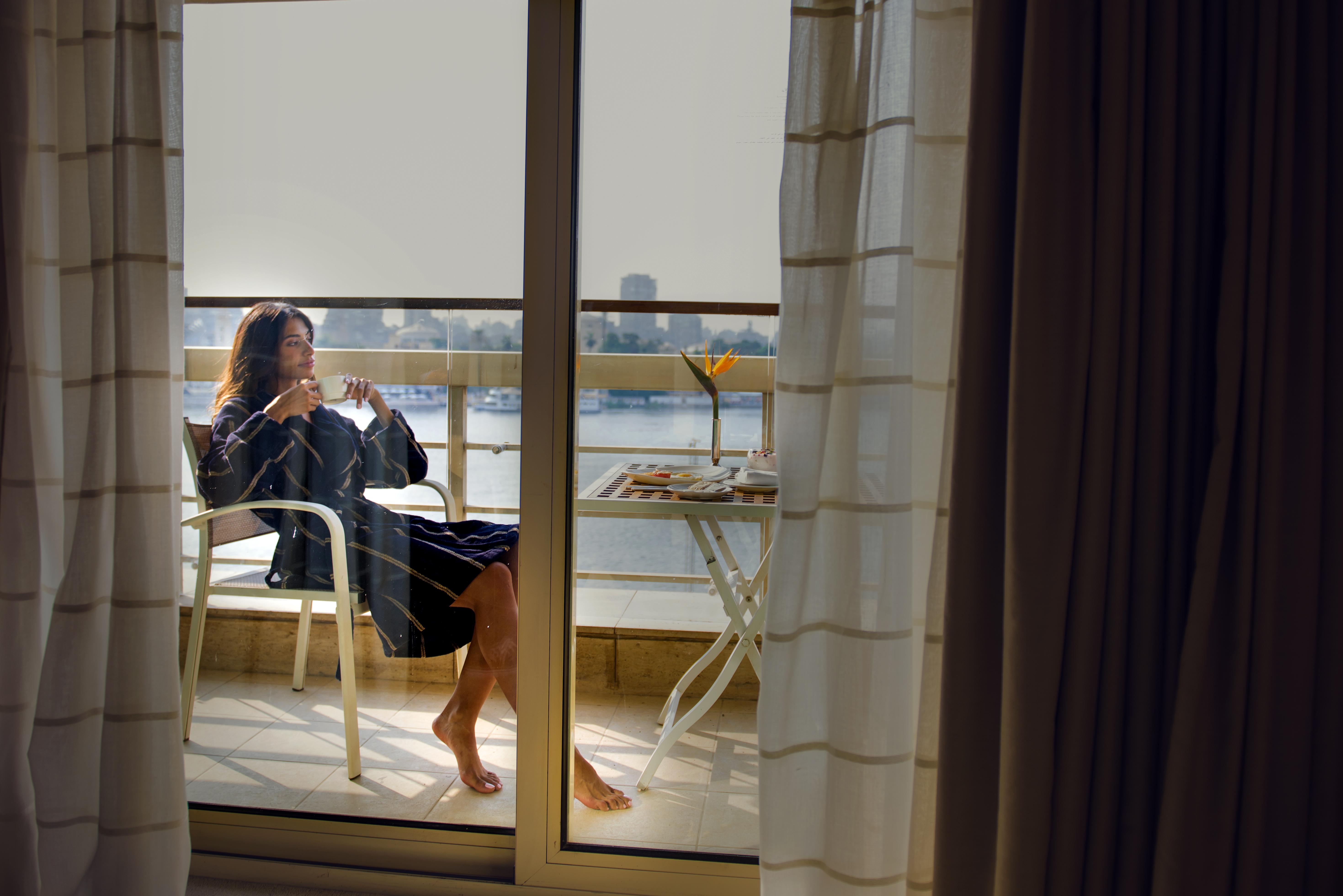 Kempinski Nile Hotel, Kaherah Luaran gambar A woman on a balcony