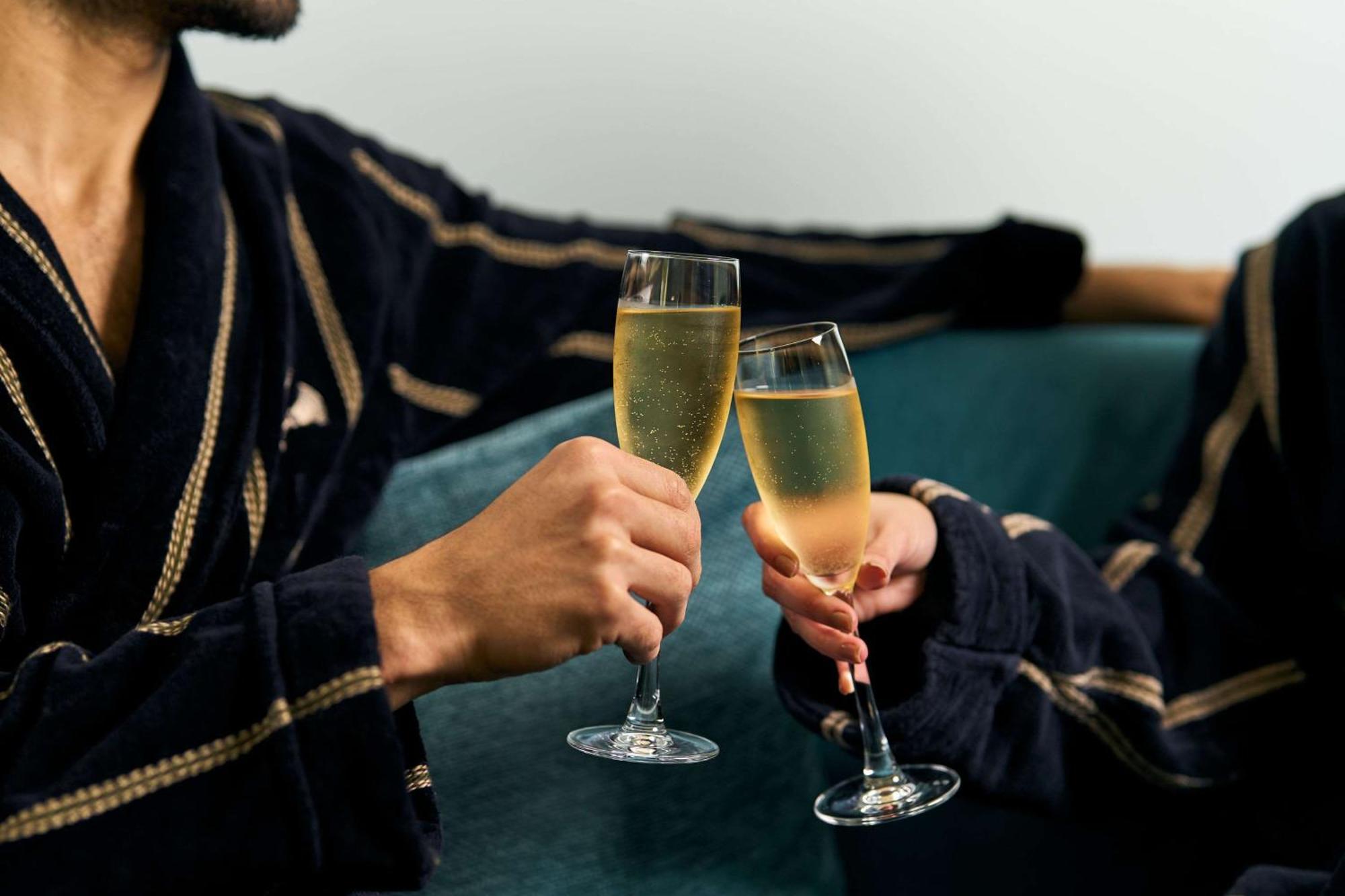 Kempinski Nile Hotel, Kaherah Luaran gambar Champagne flutes