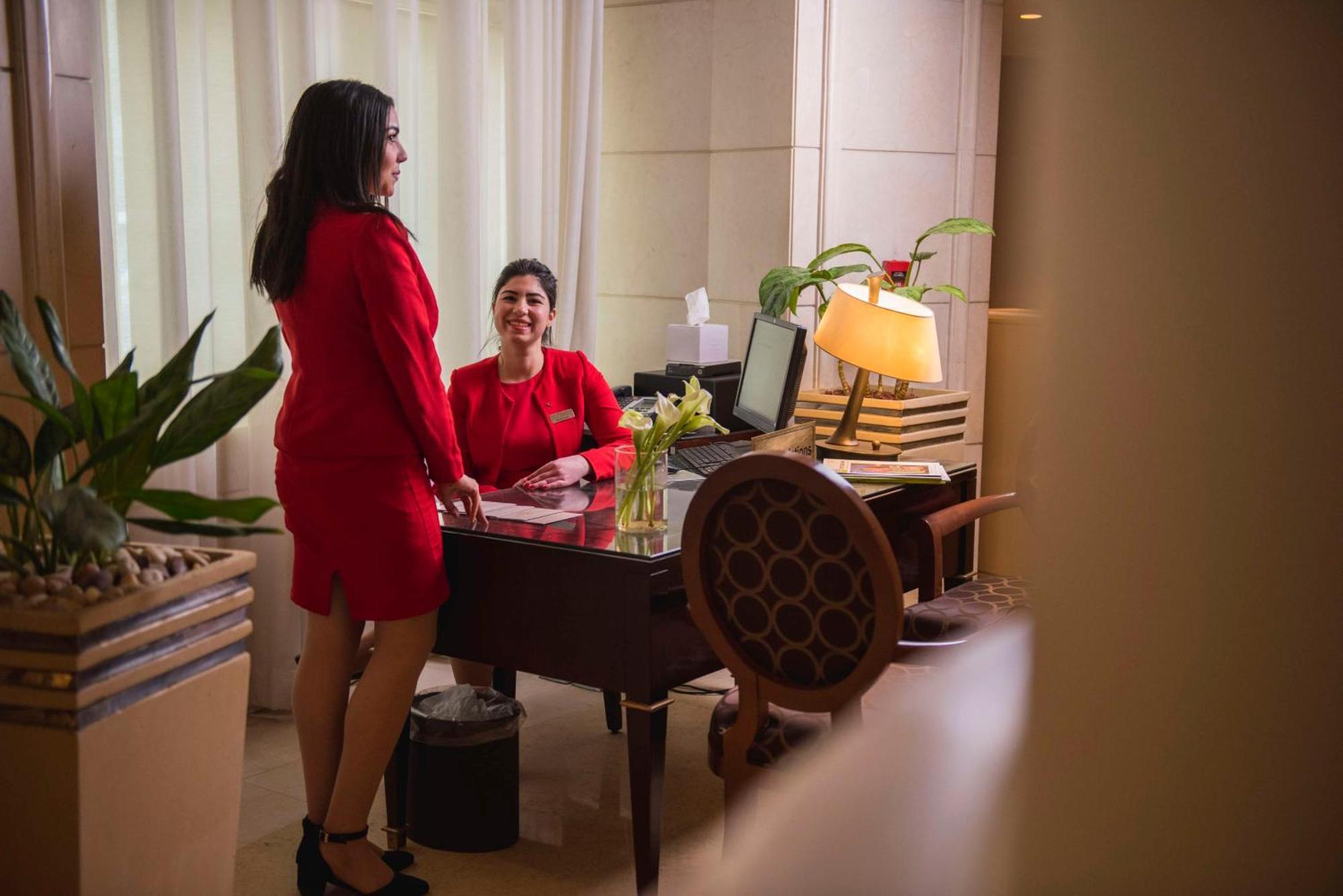 Kempinski Nile Hotel, Kaherah Luaran gambar Concierge at the Taj Mahal Palace, Mumbai, India