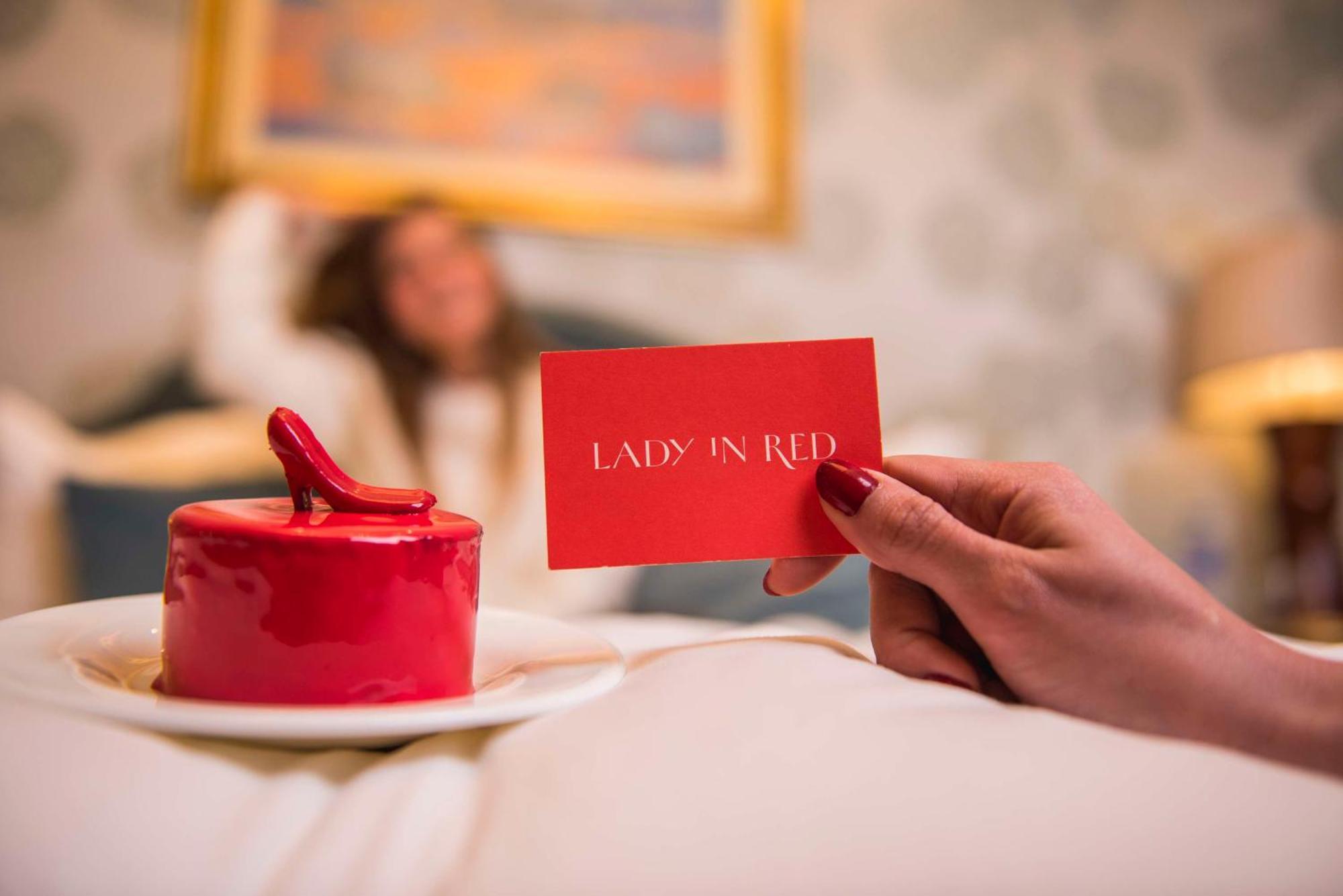 Kempinski Nile Hotel, Kaherah Luaran gambar Lady in Red